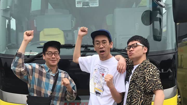 岡下雅典のインスタグラム：「コマンダンテの安田さんに男ブラ浦井と山梨へバスツアー連れて行ってもろた💋  これマジ最高に楽しいかったの旅💕 私のツイッターにロングバージョンも載せてるから見て見て💕  #コマンダンテ #安田さん #感謝 #感激 #雨 #あられ」