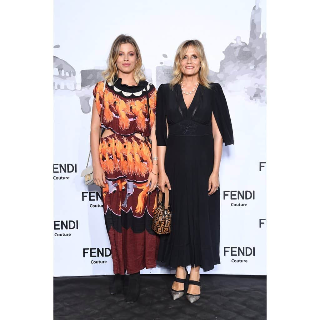 Fendiさんのインスタグラム写真 - (FendiInstagram)「Teresa Osti and Isabella Ferrari captured together at the #FendiCouture fashion show in Rome. #FendiFriends #TheDawnOfRomanity」7月9日 1時48分 - fendi