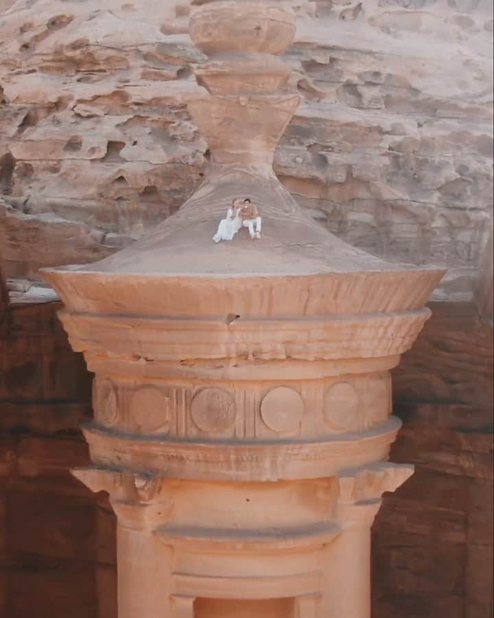 Murad Osmannのインスタグラム：「😱 #followmeto the craziest coffee breaks on top of the Monastery in Petra. We love meeting sunrises in these special places. 🍵 Are you a coffee or a tea person ☕️ ? Write in the comments 🙃 music by @odesza [getting on top of the monastery is not allowed without permission,, so please don’t repeat] ................................................................................ Мы с @natalyosmann любим искать особенные места, чтобы встречать там рассветы за чашкой кофе. 🍵 А вы любители чая или кофе? ☕️ Пишите в комментариях」
