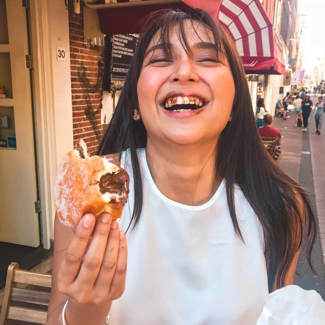 Kathryn Bernardoさんのインスタグラム写真 - (Kathryn BernardoInstagram)「Note to self: Choco-filled doughnuts and selfies apparently don’t go too well together! 😬🍩 #KathVersusInstagram」7月9日 1時56分 - bernardokath