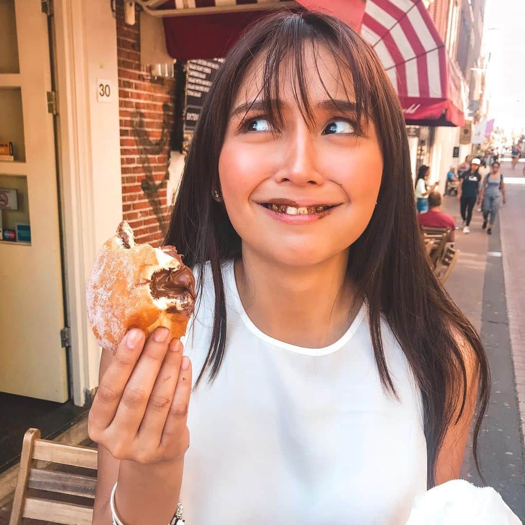 Kathryn Bernardoさんのインスタグラム写真 - (Kathryn BernardoInstagram)「Note to self: Choco-filled doughnuts and selfies apparently don’t go too well together! 😬🍩 #KathVersusInstagram」7月9日 1時56分 - bernardokath