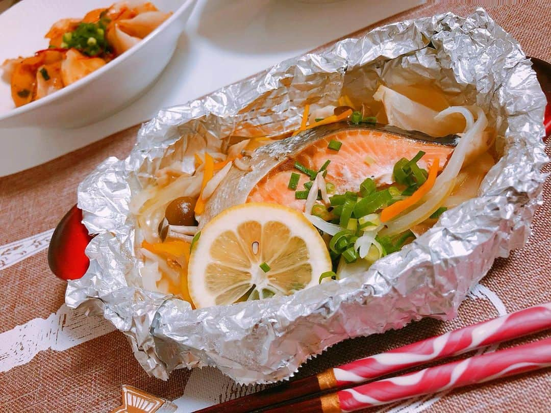 井上英里香さんのインスタグラム写真 - (井上英里香Instagram)「Cooking♡  メインおかずは鮭のホイル焼き🐟 * ピリ辛味噌ダレの水餃子とおろしポン酢の豚しゃぶも🥟🐷💫 * * #お家ごはん #cooking #料理 #魚料理 #ホイル焼き #肉料理 #餃子 #healthy #時短レシピ」7月9日 2時00分 - ribbonhome.erika