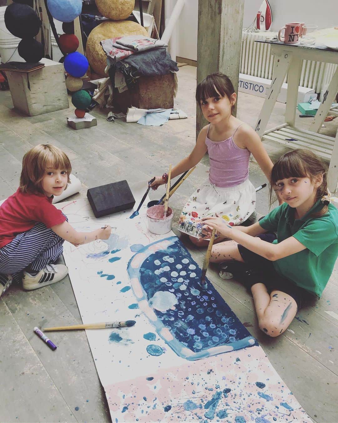 メアリー・マコーマックのインスタグラム：「Painting with cousins! What could be better? At the amazing studio of the most amazing aunt @annie_morris_studio」