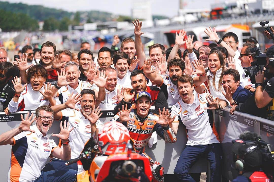 レプソル・ホンダさんのインスタグラム写真 - (レプソル・ホンダInstagram)「Team work. It makes the dream work. 🏆🇩🇪」7月9日 2時08分 - hrc_motogp