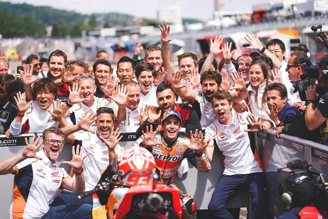 レプソル・ホンダのインスタグラム：「Team work. It makes the dream work. 🏆🇩🇪」