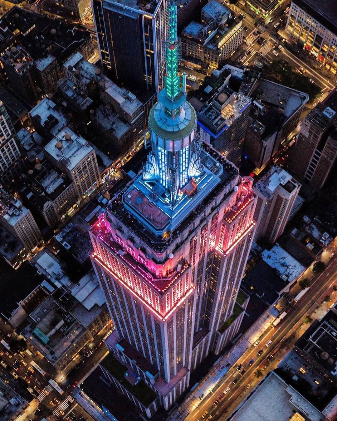 Empire State Buildingさんのインスタグラム写真 - (Empire State BuildingInstagram)「Brb, quitting our job as a historical icon to become an insta-influencer 💁‍♀️ . Just kidding—but we’re definitely proud to be the 4th most Instagrammed landmark in the world! More in bio! 🙌 . 📷: @al3x.nyc  #EmpireStateBuilding」7月9日 2時12分 - empirestatebldg