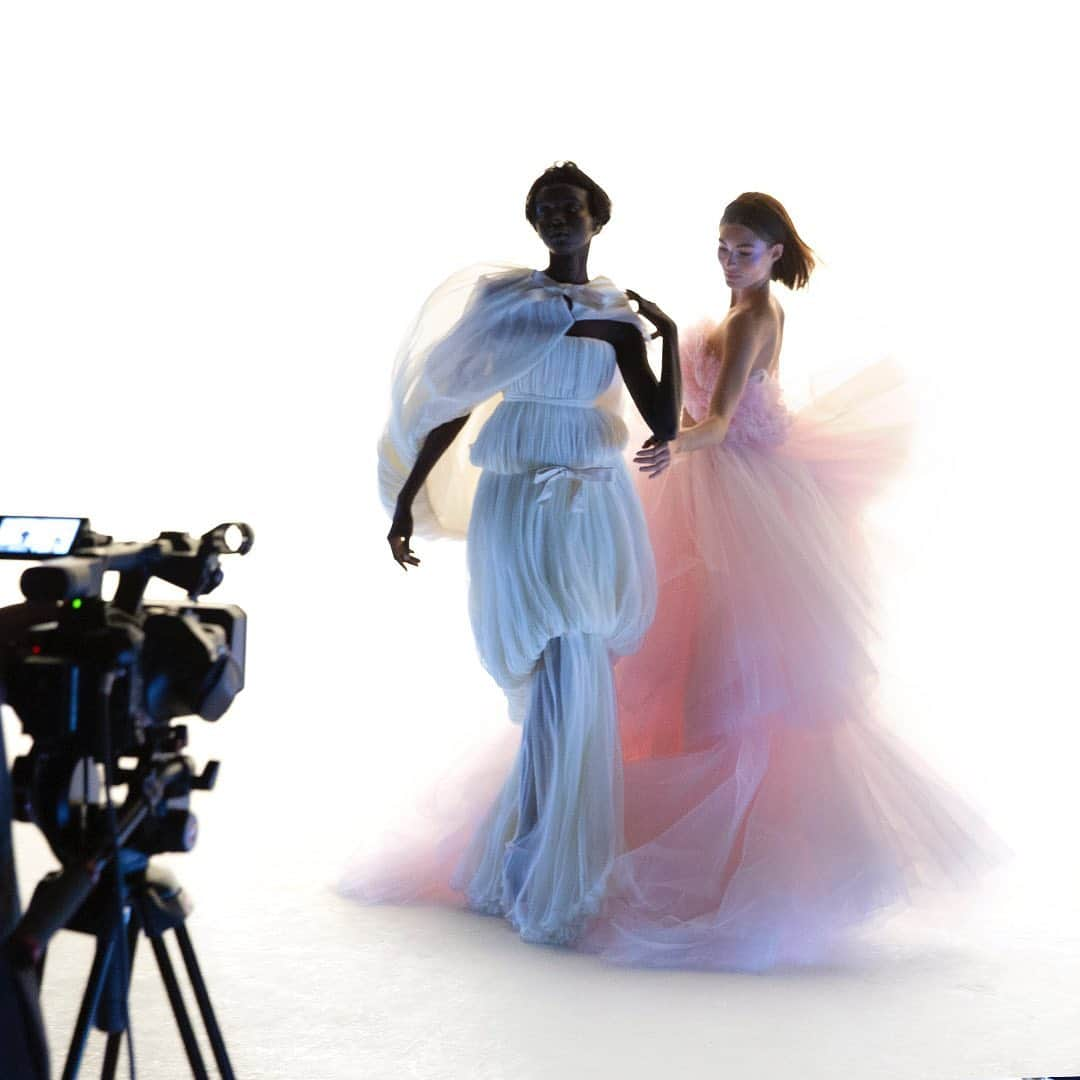 ニック・ナイトさんのインスタグラム写真 - (ニック・ナイトInstagram)「My Live broadcast of the Haute Couture collections for @voguejapan is now on SHOWstudio.com . Hère the beautiful duo of @lovegrace_e and @anokyai model incredibly wonderful dresses by the fantastic @giambattistavalli . Styling @sarajanehoare  Hair @sammcknight1  Make up @lisaeldridgemakeup  Nails by @mariannewman  Assisting @thomasalexanderphoto  Set by @tomotattle  Thank you to @deborahmilner for the fantastic paper dresses .」7月9日 2時12分 - nick_knight