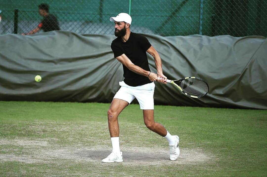 ブノワ・ペールさんのインスタグラム写真 - (ブノワ・ペールInstagram)「Triste de finir Wimbledon de cette façon mais ça reste un tournoi très positif.. Je suis vraiment très heureux de ces derniers mois au niveau du tennis et de mon attitude sur le court.. je prends énormément du plaisir à jouer et j’ai hâte d’aller mieux pour reprendre l’entraînement et faire une belle deuxième partie de saison.. #soins #repos  PS: hâte de prendre un spritz pour décompresser 🙈」7月9日 2時24分 - benpaire