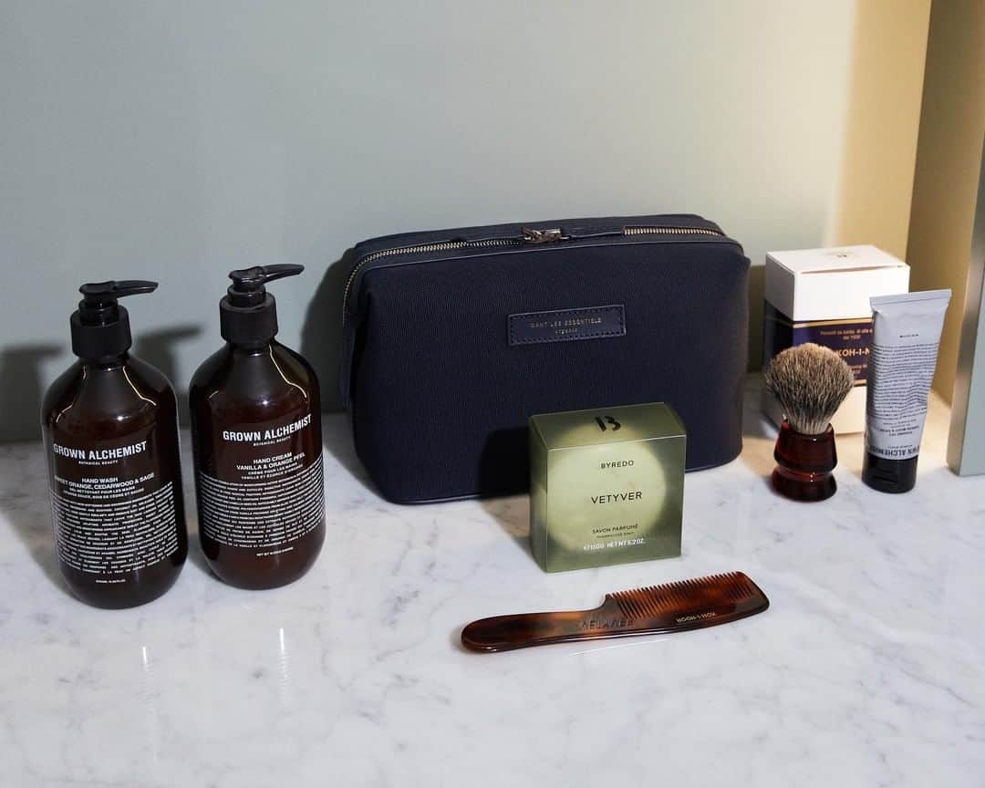 ウォントのインスタグラム：「Our Kenyatta is the ultimate travel essential. Pack all your standard toiletries into this refined dopp kit, made with a pull-out lining to easily clean any leaks or spills. Shop our Kenyatta, link in bio. — #repost @wantapothecary #wantlesessentiels #toiletrybag #unisex #summertravels #travel」
