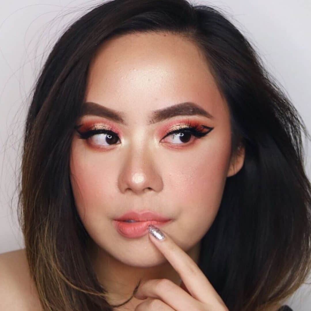 LORACさんのインスタグラム写真 - (LORACInstagram)「Obsessed with this graphic liner look created by @chaneleliza using our Front of the Line PRO Liquid Eyeliner in Black 🔥⚡️ #LORAC #LORACCosmetics #LORACPRO #repost @chaneleliza」7月9日 2時20分 - loraccosmetics