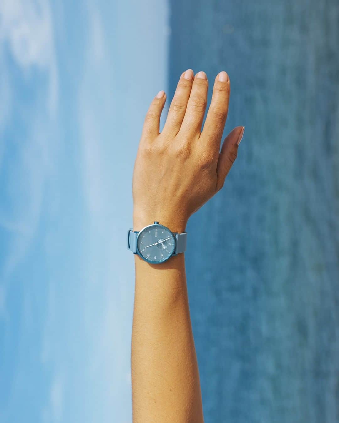 のインスタグラム：「Blue crush. #SKAGENincolor Photo by @julia.dalia . . . . . #bluewatch #watchoftheday #summerstyle #summer2019」