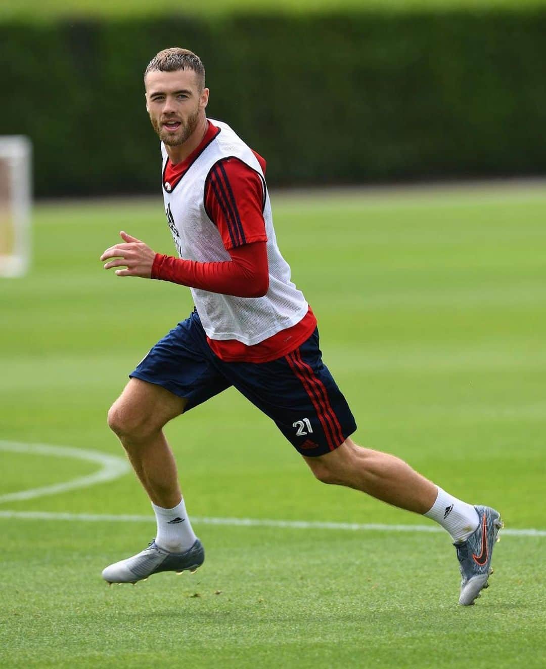 カラム・チャンバースのインスタグラム：「It’s good to be back @arsenal 💪🏼⚽️」