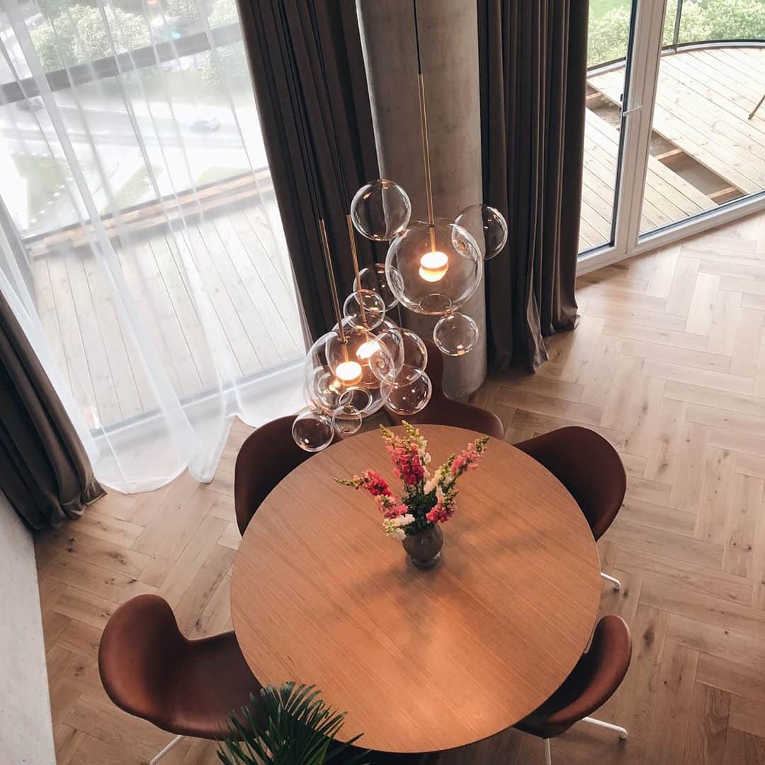 BoConceptさんのインスタグラム写真 - (BoConceptInstagram)「Floating in bubbles and luxury. Swipe for an apartment luxe tour with our interior designers and @nobedesigns.  #ItsAllAboutYou #interiordesignservice #interiordesign #stylishhometour #boconcept #danishdesign #architecture #tallinskyline」7月9日 2時42分 - boconcept_official