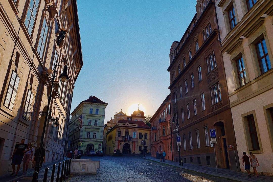 アビゲイル・スペンサーさんのインスタグラム写真 - (アビゲイル・スペンサーInstagram)「that Prague light. @alchymist_grand_hotel_spa @howelltalentrelations #travelpartner #boutiquehotel」7月9日 2時37分 - abigailspencer