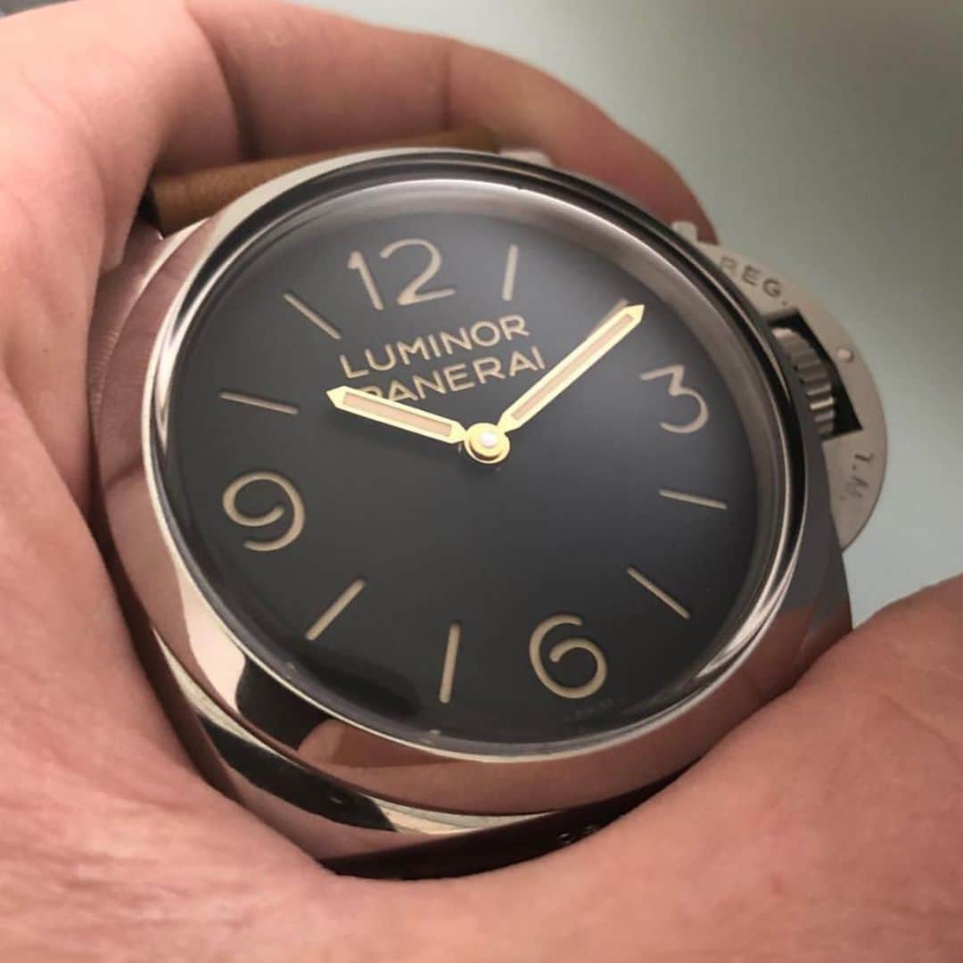 パネライのインスタグラム：「Starting the week off with the simple and beautiful base dial #Panerai #PAM372 47mm Luminor. #paneraicentral pic by @le_bonda」