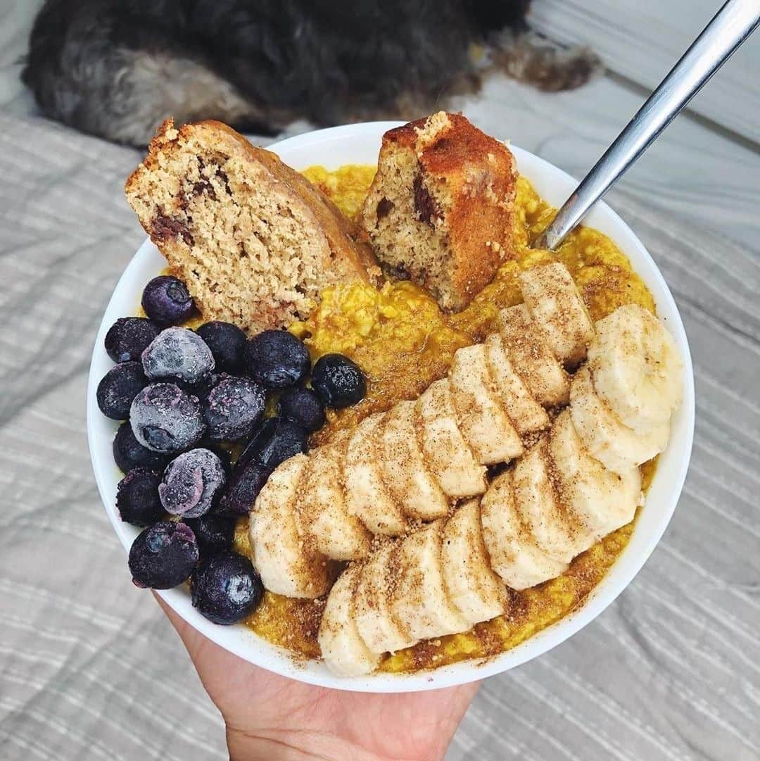 Flavorgod Seasoningsさんのインスタグラム写真 - (Flavorgod SeasoningsInstagram)「BANANA BREAD IN TURMERIC OATS 🍌⁠ .⁠ Seasoned with:⁠ 🍯 #flavorgod Buttery Cinnamon Roll⁠ -⁠ On Sale here ⬇️⁠ Click the link in the bio -> @flavorgod | www.flavorgod.com⁠ .⁠ By: Customer @thrivingw.tori⁠ .⁠ This bowl probably looks so random but I was starving after being up for 4+ hours and not eating. Adding banana bread to your oatmeal is now a game changer (this is the @birchbenders banana bread I posted a few days ago) and of course, I added turmeric because #antiinflammatory. Recipe below 👇🏼⁠ .⁠ .⁠ .⁠ 1/2 cup of stove top oats made with water, cinnamon, honey, + turmeric topped with a piece of banana bread, frozen blueberries, banana slices, + @flavorgod buttery cinnamon roll.⁠ -⁠ -⁠ #food #foodie #flavorgod #seasonings #glutenfree #mealprep  #keto #paleo #vegan #kosher #breakfast #lunch #dinner #yummy #delicious #foodporn」7月9日 2時50分 - flavorgod