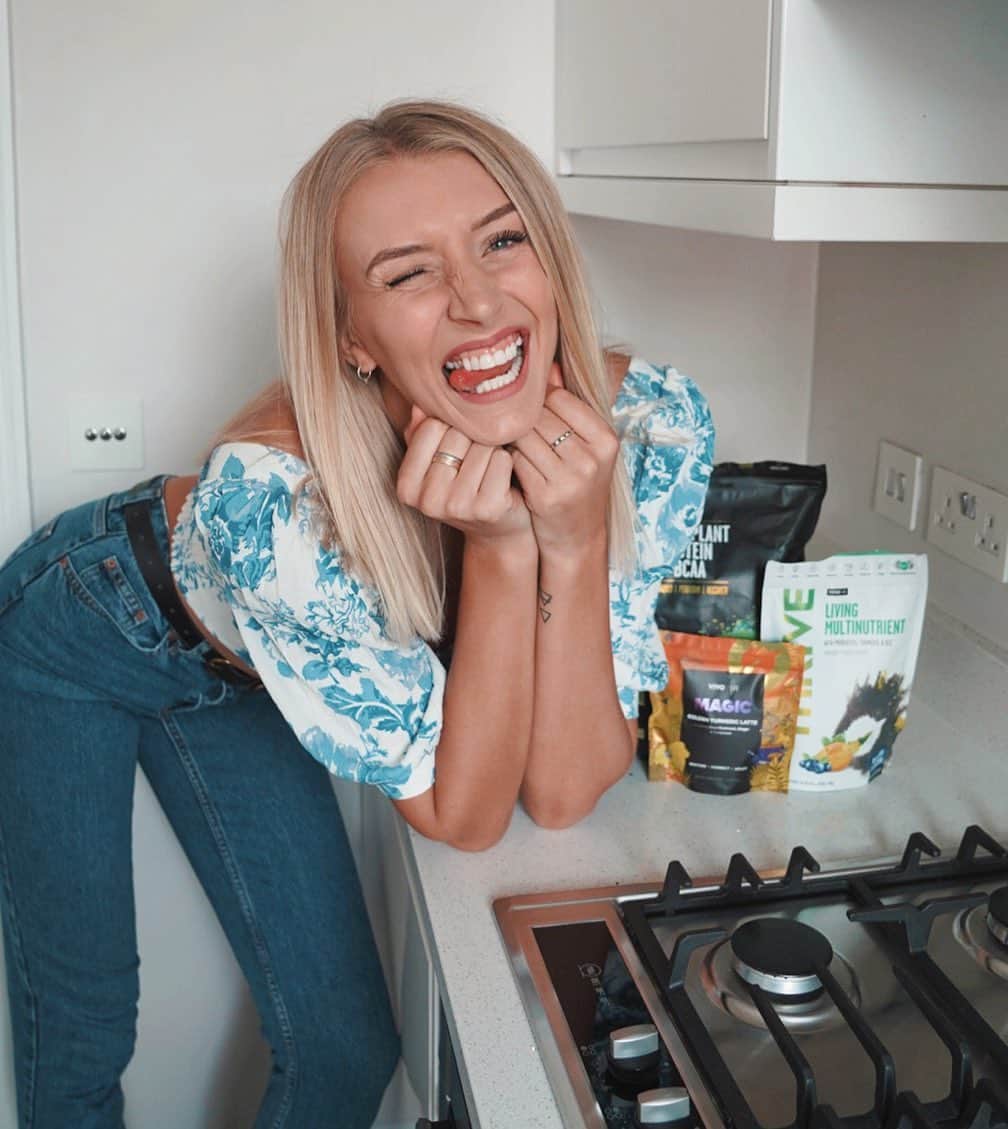 Zanna Van Dijkさんのインスタグラム写真 - (Zanna Van DijkInstagram)「This face shows how excited I feel about announcing that I’m an ambassador for @vivolife 🥳🌱 A brand who completely and utterly fit my ethos! ♻️🌍 They don’t just make epic protein powders and supplements, they make them consciously 👏🏼 Their products are ethically and sustainably sourced, vegan, organic, and produced at their carbon neutral facility in the UK 🇬🇧 Plus for every order they receive they plant a tree and donate a portion of the sale to charity 🌳 Oh and their packaging is currently 100% recyclable but moving towards being compostable too! 👏🏼 If you’ve never tried their products before, my personal favourite is the Perform protein in cacao, vanilla or salted caramel! 💪🏼 It feels so awesome to work with a brand who aligns with my values on so many levels 🌍❤️ #ambassador #vivolife #bignews #fortheliving [ad - ambassador]」7月9日 2時43分 - zannavandijk