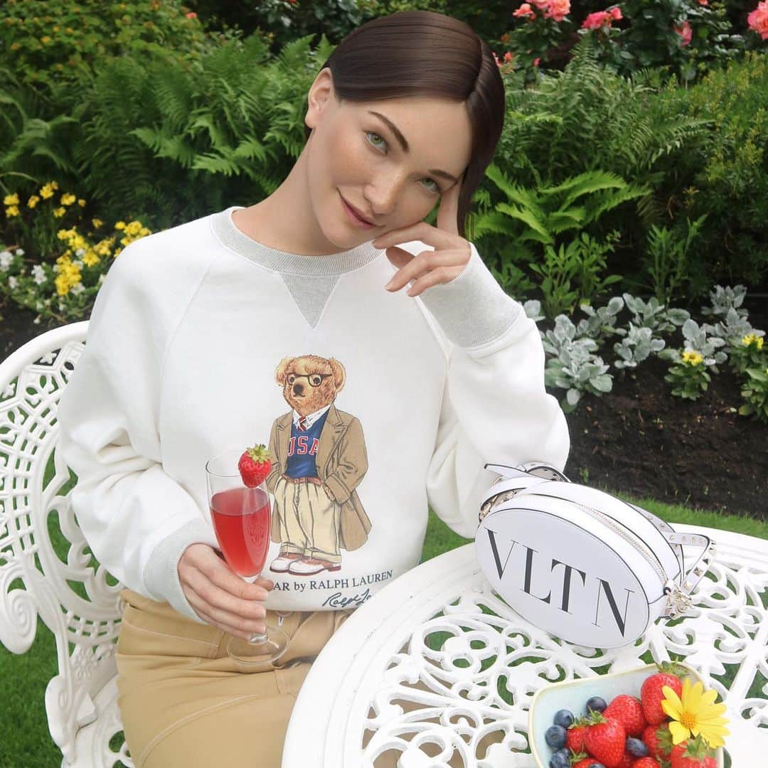 YOOX.COMさんのインスタグラム写真 - (YOOX.COMInstagram)「Pimm’s anyone?🍹 After all that tennis talk I think it’s time for a little cool-down in this beautiful English garden in my favourite Teddy Bear sweater 🐻 xx D💗」7月9日 2時51分 - yoox