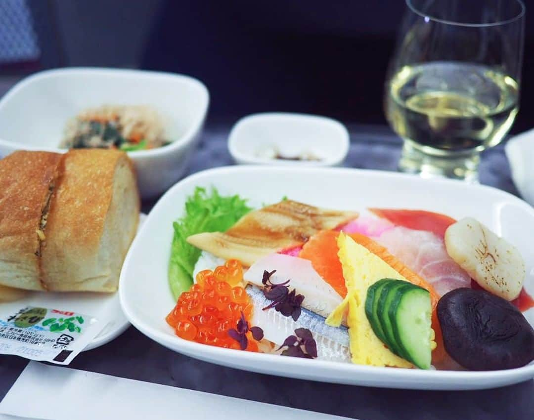 デルタ航空さんのインスタグラム写真 - (デルタ航空Instagram)「Sushi in a bowl seems too good to be true. But it exists, and it’s called Chirashi-sushi. Try it out for yourself in Delta One on the way to Tokyo (#NRT). ⠀⠀⠀⠀⠀⠀⠀⠀⠀ Photo: @shotowarrior」7月9日 2時51分 - delta