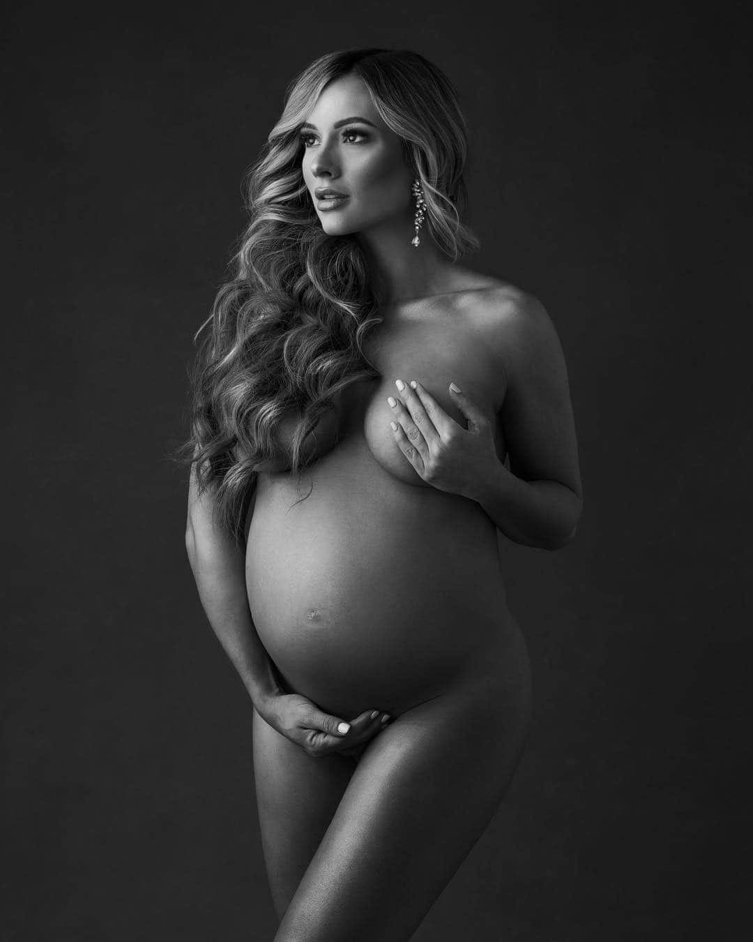 Paige Hathawayさんのインスタグラム写真 - (Paige HathawayInstagram)「30 WEEKS TODAY!!! 🤰🏼✨💕 If you think I’ve been pregnant forever, How do you think I feel!!! LOL 😝 BTW.. isn’t it crazy that this exact moment in time can feel like it’s taking forever but once a few months pass you think to yourself “WOW, where has the time gone” ...WHY DO YOU THINK THAT IS!? #30weekspregnant #anxious #pregnancyphotoshoot  Photographer: @oxanaalexphotography」7月9日 2時54分 - paigehathaway