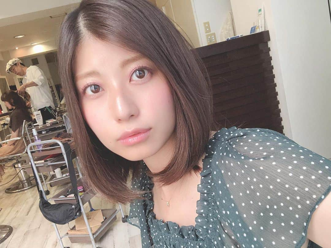 天野麻菜さんのインスタグラム写真 - (天野麻菜Instagram)「明る過ぎず、暗過ぎない髪色に💇‍♀️いい長さになったけど切りたい気持ちを我慢🥺ウィンク下手なのに、珍しく写真に納めてみた😉Tommy、いつもありがとう👋🍎 #美容院 #セミロング #ヘア #カット #してない #カラー #アッシュ #トリートメント」7月9日 3時02分 - akaringo_mana