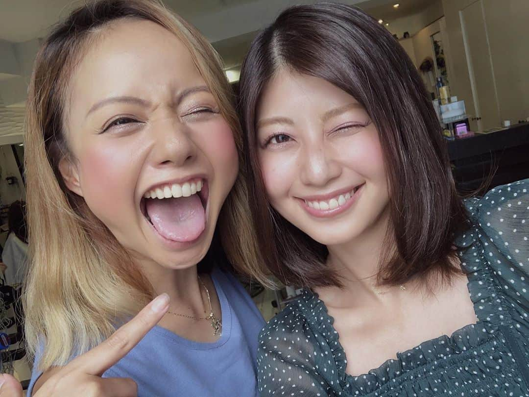 天野麻菜さんのインスタグラム写真 - (天野麻菜Instagram)「明る過ぎず、暗過ぎない髪色に💇‍♀️いい長さになったけど切りたい気持ちを我慢🥺ウィンク下手なのに、珍しく写真に納めてみた😉Tommy、いつもありがとう👋🍎 #美容院 #セミロング #ヘア #カット #してない #カラー #アッシュ #トリートメント」7月9日 3時02分 - akaringo_mana