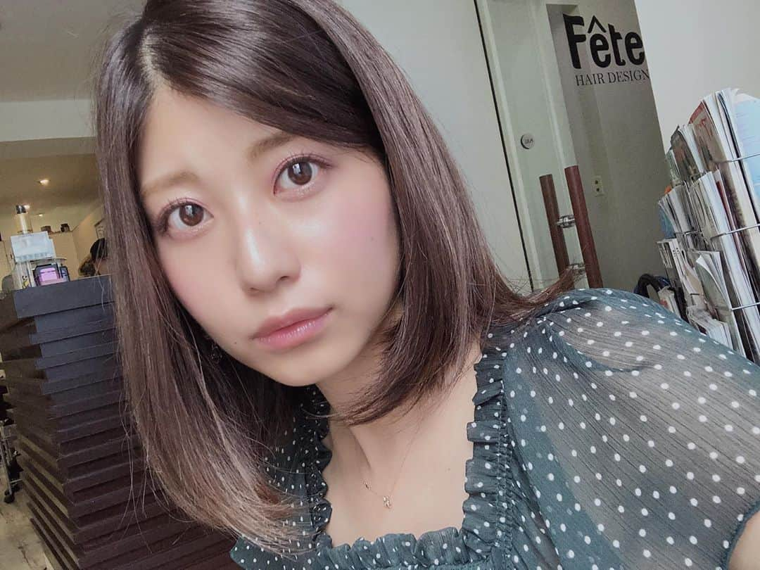 天野麻菜さんのインスタグラム写真 - (天野麻菜Instagram)「明る過ぎず、暗過ぎない髪色に💇‍♀️いい長さになったけど切りたい気持ちを我慢🥺ウィンク下手なのに、珍しく写真に納めてみた😉Tommy、いつもありがとう👋🍎 #美容院 #セミロング #ヘア #カット #してない #カラー #アッシュ #トリートメント」7月9日 3時02分 - akaringo_mana