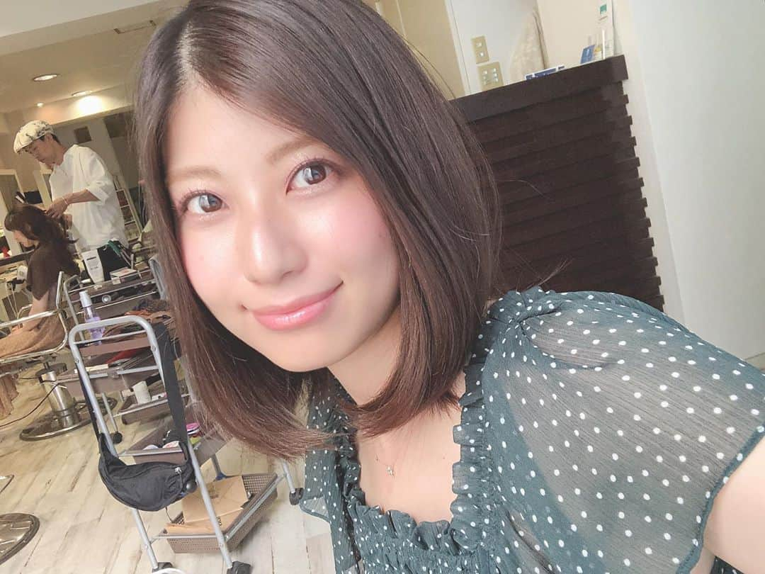 天野麻菜さんのインスタグラム写真 - (天野麻菜Instagram)「明る過ぎず、暗過ぎない髪色に💇‍♀️いい長さになったけど切りたい気持ちを我慢🥺ウィンク下手なのに、珍しく写真に納めてみた😉Tommy、いつもありがとう👋🍎 #美容院 #セミロング #ヘア #カット #してない #カラー #アッシュ #トリートメント」7月9日 3時02分 - akaringo_mana