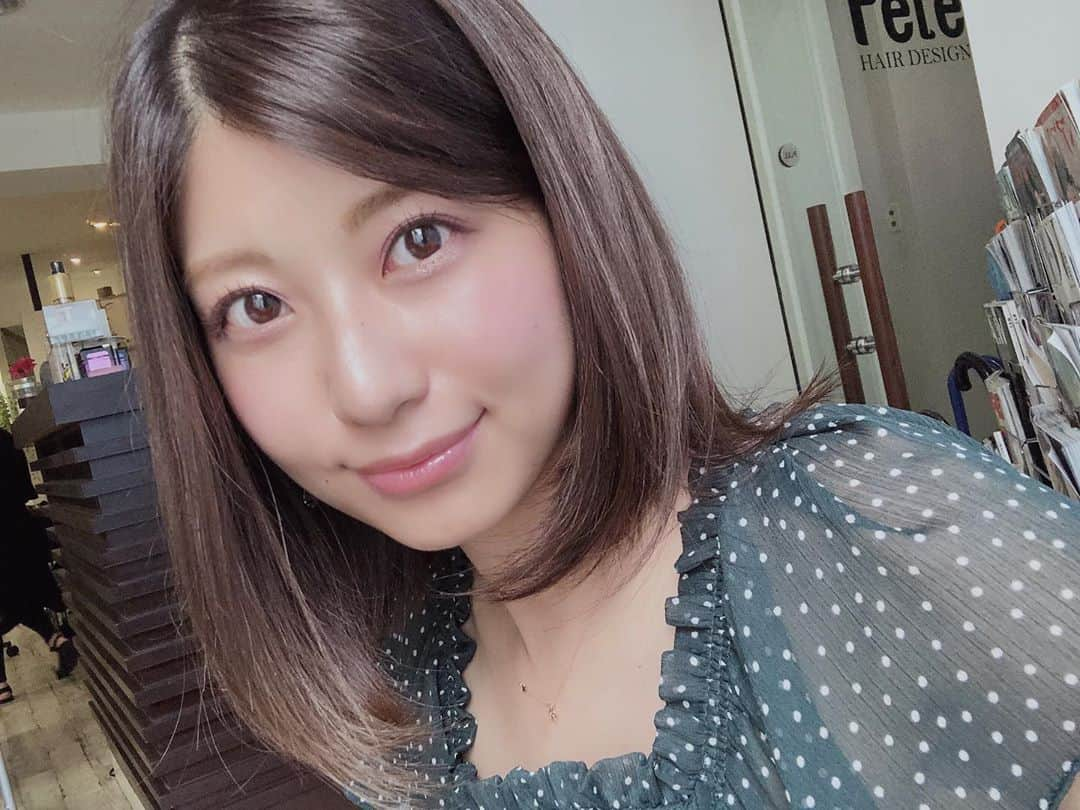 天野麻菜さんのインスタグラム写真 - (天野麻菜Instagram)「明る過ぎず、暗過ぎない髪色に💇‍♀️いい長さになったけど切りたい気持ちを我慢🥺ウィンク下手なのに、珍しく写真に納めてみた😉Tommy、いつもありがとう👋🍎 #美容院 #セミロング #ヘア #カット #してない #カラー #アッシュ #トリートメント」7月9日 3時02分 - akaringo_mana