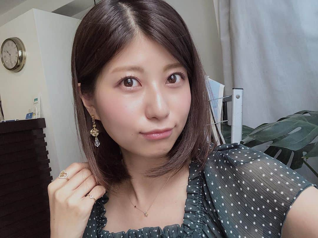 天野麻菜さんのインスタグラム写真 - (天野麻菜Instagram)「明る過ぎず、暗過ぎない髪色に💇‍♀️いい長さになったけど切りたい気持ちを我慢🥺ウィンク下手なのに、珍しく写真に納めてみた😉Tommy、いつもありがとう👋🍎 #美容院 #セミロング #ヘア #カット #してない #カラー #アッシュ #トリートメント」7月9日 3時02分 - akaringo_mana