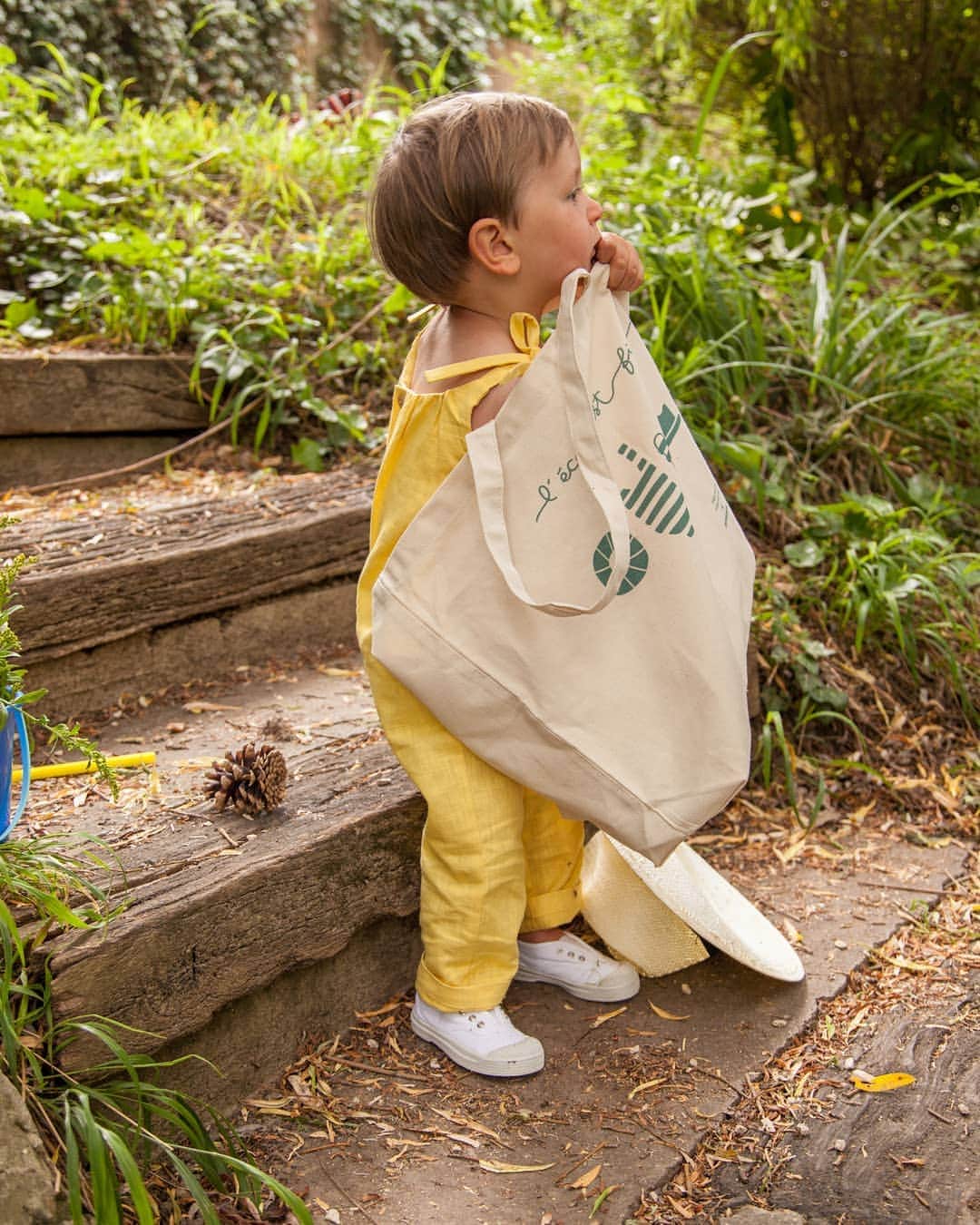 ベンシモンのインスタグラム：「Top départ : vacances ! 🌿 Notre grand cabas idéal pour partir à l'aventure imaginé avec @franginfrangine se glisse dans les 100 premières commandes de tennis originale enfant jusqu'à ce soir! Retrouvez la collection tennis enfant sur Bensimon.com 🇬🇧 Top of the agenda: holidays! 🌿 To go on an unforgettable adventure, our large bag imagined with @franginfrangine slips into the first 100 orders of original children's tennis until tonight! Find the children's tennis collection on Bensimon.com  #Bensimon #limitededition #Franginfrangine」