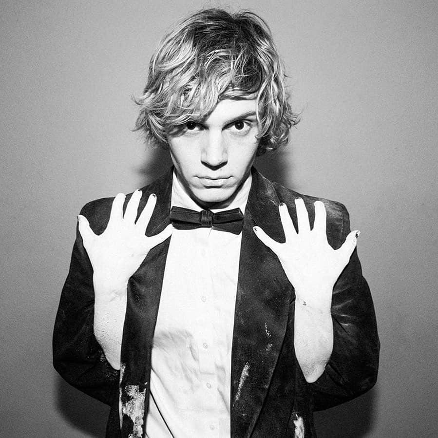 タイラー・シールズのインスタグラム：「You will never become who you were meant to be if you can never accept who you were. We are all destined to change, only the resistance of change can corrupt it. This is @evanpeters from the Archives taken in my studio in Hollywood some years ago. I can’t thank you guys enough for the overwhelming support, I have been posting work from the Archives and the response has been amazing, do you want to see more from the archives and who would you like to see next?」