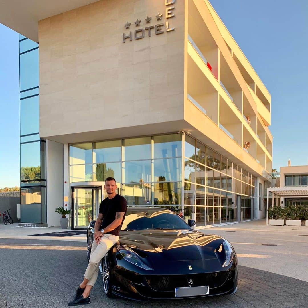 デヤン・ロヴレンさんのインスタグラム写真 - (デヤン・ロヴレンInstagram)「Bought myself a Ferrari before my 30th Birthday 😁😎👌🏻 #ferrari #812superfast」7月9日 3時17分 - dejanlovren06