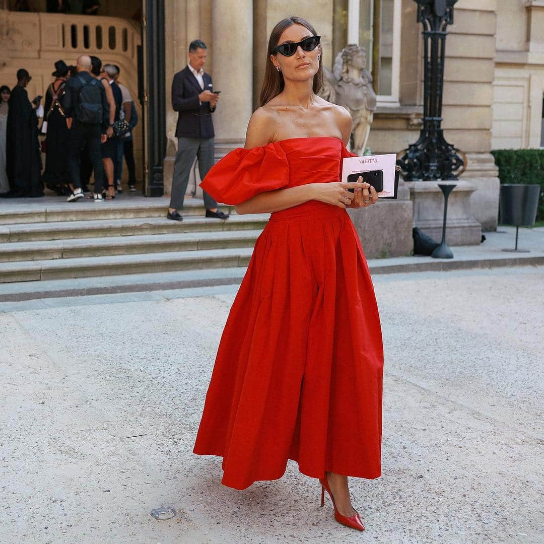 Vogue Runwayさんのインスタグラム写真 - (Vogue RunwayInstagram)「Catch up on all the latest street style photos from the Fall 2019 Couture shows now. Tap the link in our bio to see more. Photographed by @mrstreetpeeper」7月9日 3時10分 - voguerunway