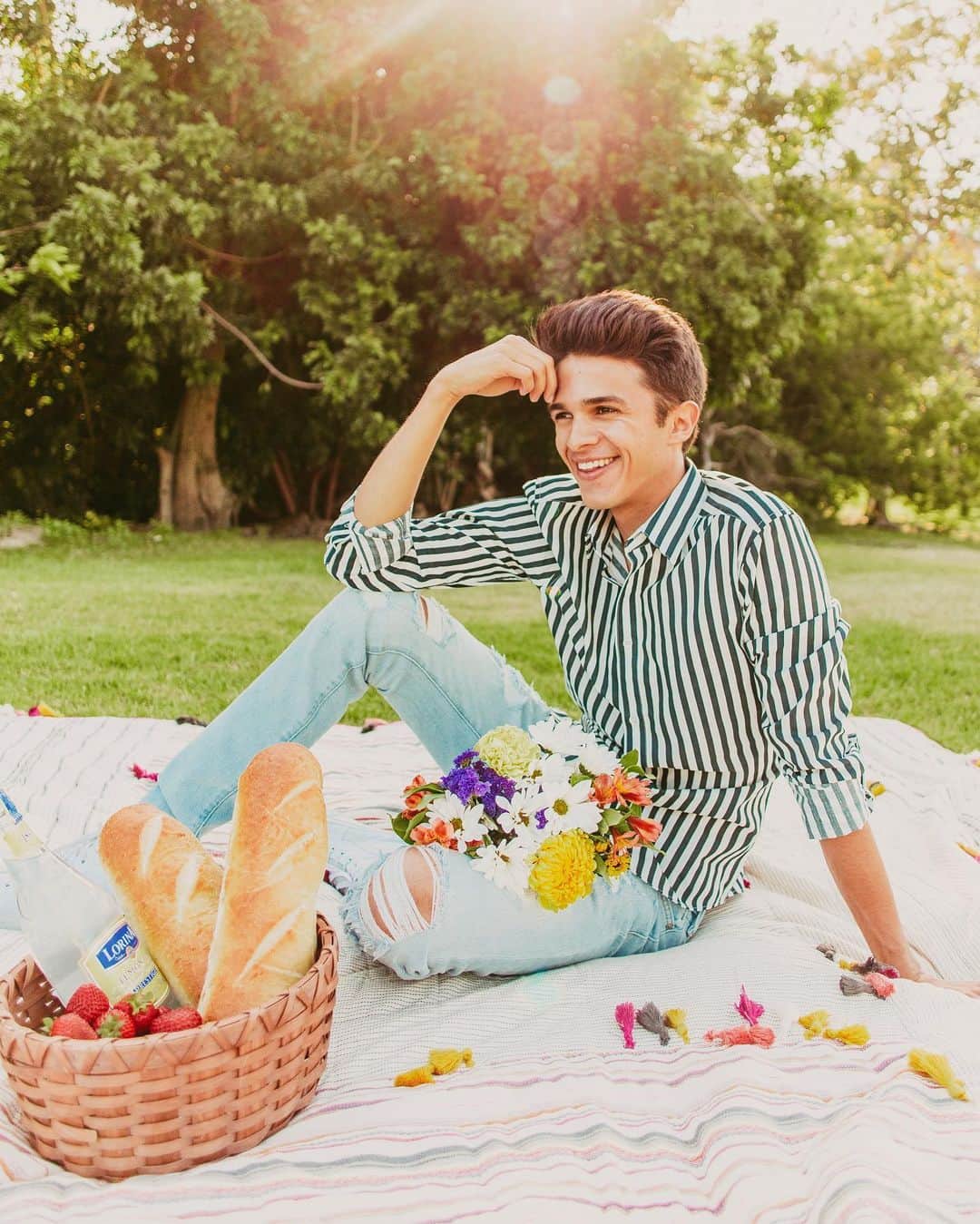 Brent Riveraのインスタグラム：「Wanna go on a picnic?😊」