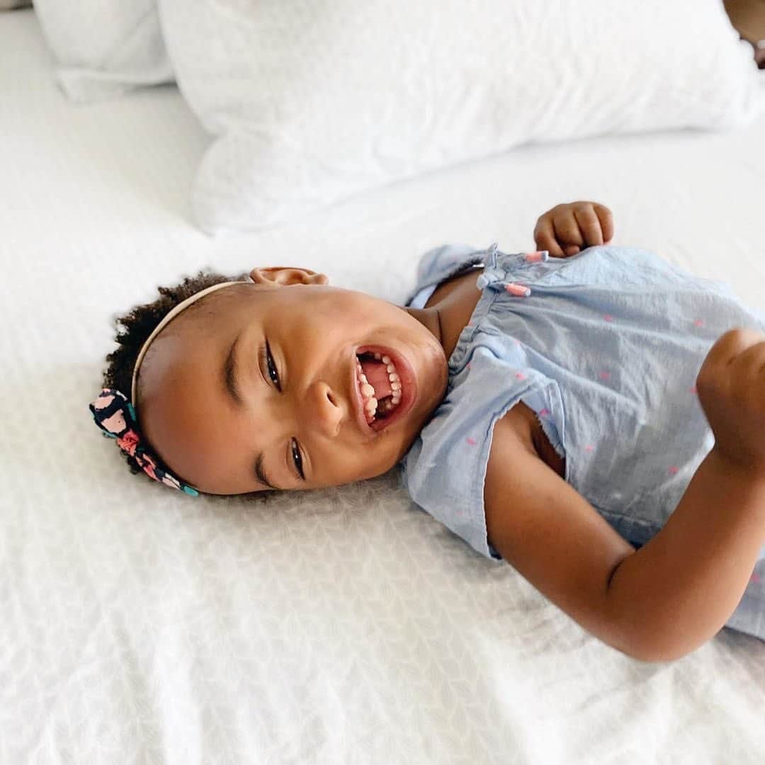 オシュコシュさんのインスタグラム写真 - (オシュコシュInstagram)「Here’s to a great Monday and waking up on the right side of the bed! ❤️ #gonnabeagoodweek #allsmiles #oshkoshkids 📷: @jppaige」7月9日 3時15分 - oshkoshkids