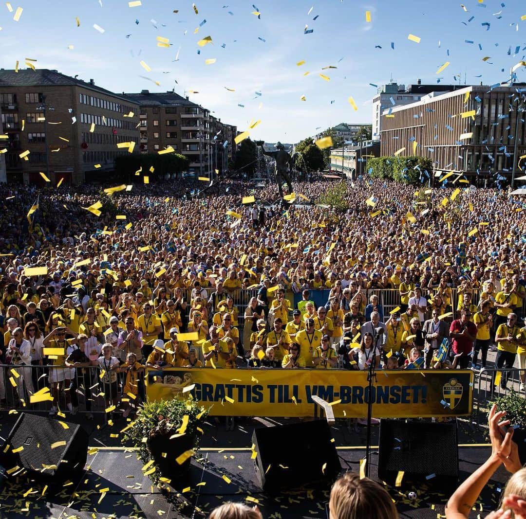 コソヴァレ・アスラニさんのインスタグラム写真 - (コソヴァレ・アスラニInstagram)「WOW THANK YOU SWEDEN!!! Speechless that over 30 000 of you came to celebrate with us tonight!!! 💛💙🥰」7月9日 3時17分 - asllani9