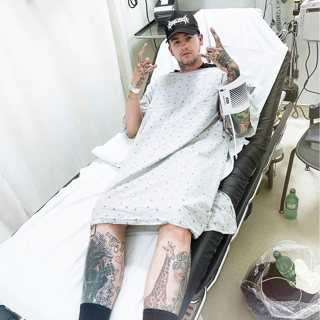 T・ミルズのインスタグラム：「“Relaxing” evening at the hospital last night after taking a nasty fall (I wasn’t even doing anything cool) sat there from 11pm-5am. Good news is my hip & pelvis is severely bruised and swollen, but there’s no break. Bad news is it’ll be a little bit before I can do anything fun again. ⁣ ⁣ Shout out to @lev_allen for being a REAL friend. He refused to work on my hip before getting an X-ray, drove me to the hospital and sat there with me til the very end. If you ever have physical therapy needs hit him up! ⁣ ⁣ Now flying to NYC to shoot some photos with @applemusic and i just hope they’re cool with me sitting the whole time.」