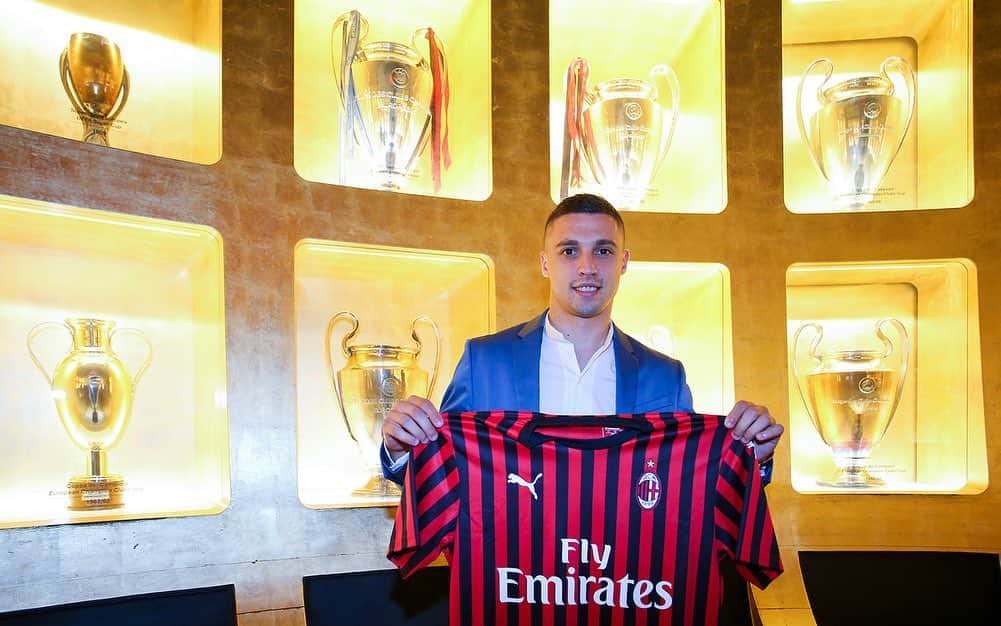 ACミランさんのインスタグラム写真 - (ACミランInstagram)「Welcome to the Rossonero family, @krunicrade_33 🔴⚫ Benvenuto in Rossonero, Rade 🔴⚫ #ForzaMilan」7月9日 3時22分 - acmilan