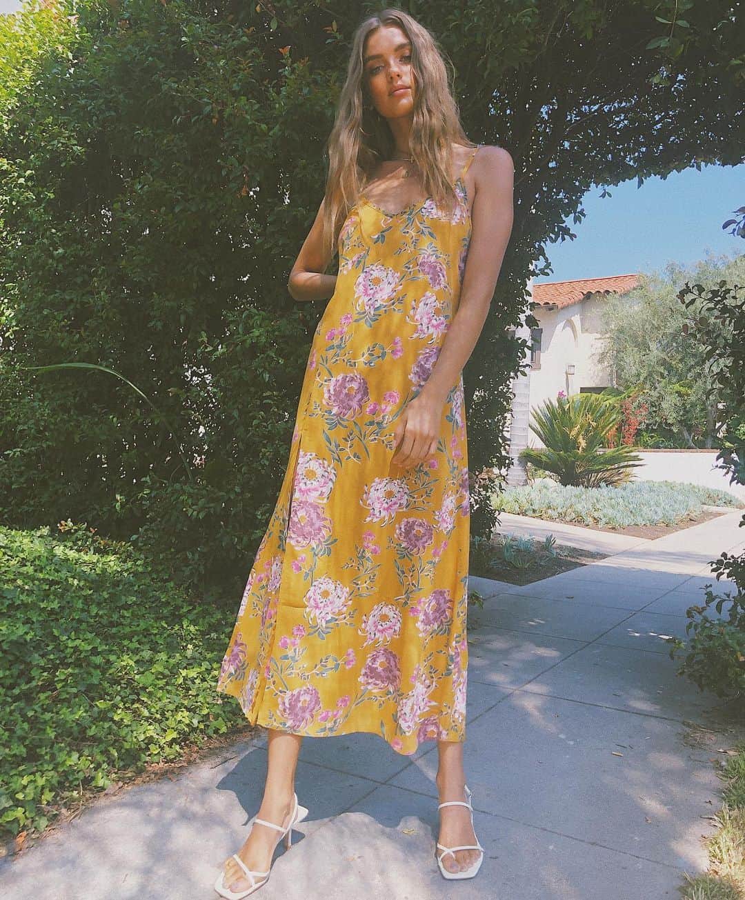 ブルーライフのインスタグラム：「@amandamondale in the jeanette slip by @flynnskye 🌞」