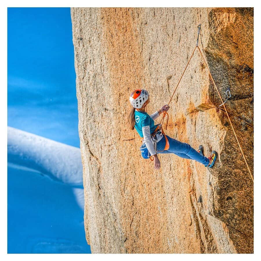 マチルド・ベセーラさんのインスタグラム写真 - (マチルド・ベセーラInstagram)「🏔 Quel plaisir de revenir à Chamonix où j’ai vécu mes premières expériences en haute montagne et entamé un nouveau chapitre de ma vie 🤩 Superbe 📸 de @mathis_dumas sur *l’Arête des Cosmiques* qui a su capturé l’instant opportun juste avant une chute inattendue 🙈 (swipe -> pour la voir)! Excellent souvenir donc d’une journée forte en émotions qui aura mis en lumière un attrait indéniable pour ce milieu alpin sublime 🤩. Et toi, as-tu déjà eu l’occasion de grimper là-haut? • 🏔 What a pleasure to come back to Chamonix where I’ve had my very first experiences in the mountains and started a new chapter of my life.  Beautiful 📸 of @mathis_dumas at the *Arête des Cosmiques* who managed to capture the perfect moment right before an unexpected fall 🙈 (swipe right to watch it!). Such a great memory of an emotionally intense day which brought to light a strong and inevitable attraction for that sublime alpine world 🤩. Have you got the chance to climb up there? • @thenorthfaceuk | @arkose.climbing | @scarpafrance | @snap.climbing | @hondafrance | @wildcountry_official | @mytendon | @cpa_performance • #neverstopexploring #alpineclimbing #mountaineering #instamountain #mountainlife #mountainaddict #alpes #naturelovers #mountains #mountainlovers #adventuregirl #climbing #climbinggirl #iloveclimbing #climbing_pictures_of_instagram #aretedescosmiques #chamonix #chamonixmontblanc #womenwhoclimb #womenwhoexplore #likeamountaingirl #wanderwomeninc #alpinebabes #tiedtobefree #pureclimbing」7月9日 3時45分 - mathildebecerra