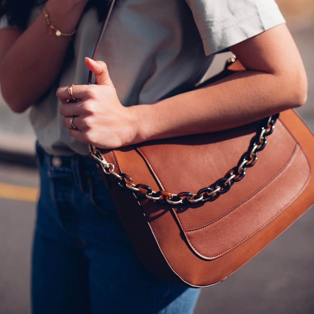 アクセサライズのインスタグラム：「Versatile styling is in the bag thanks to our hobo shoulder bag, complete with detachable resin chain. Perfect for weekend looks, the resin decoration can be removed from the bag for a minimal look and worn as a statement necklace. @rosieannbutcher 🔍 7906152200  Tap the link in the bio to shop now.  #Accessorize #Accessorizer」