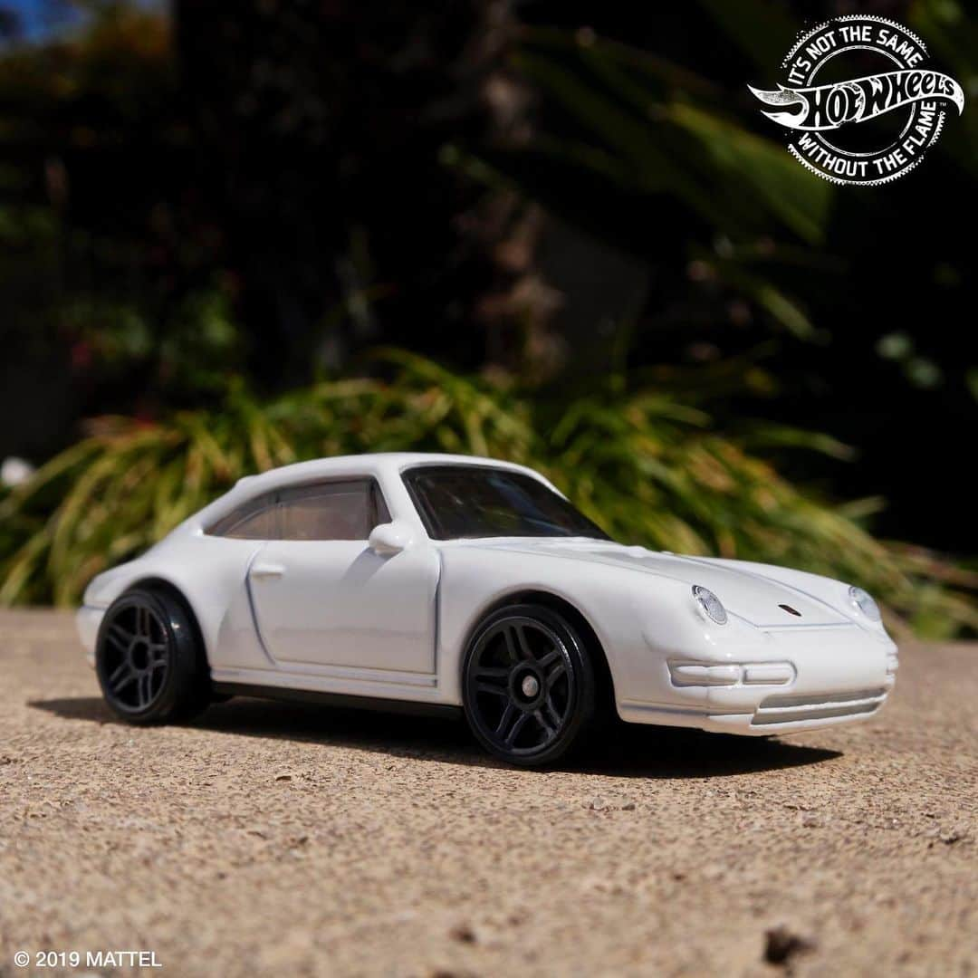 Hot Wheelsさんのインスタグラム写真 - (Hot WheelsInstagram)「The ‘96 Porsche Carrera is a definitive classic, especially in this super-clean white paint job! #HotWheels #Porsche」7月9日 3時53分 - hotwheelsofficial