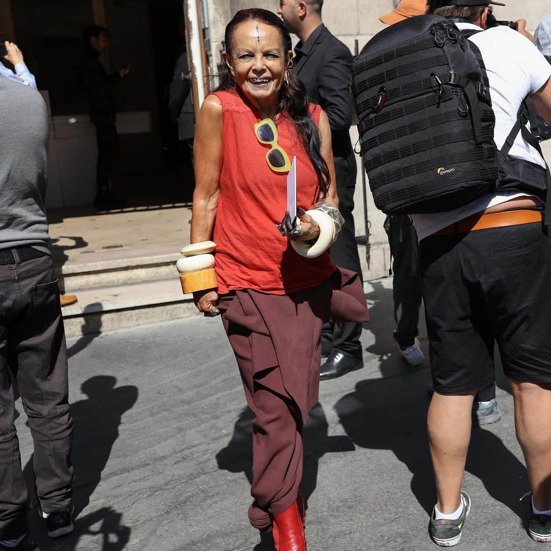 Vogue Runwayさんのインスタグラム写真 - (Vogue RunwayInstagram)「Michèle Lamy is all smiles in Paris. Tap the link in our bio to see more of Phil Oh's street style photos from the Fall '19 Couture shows. Photographed by @mrstreetpeeper」7月9日 3時59分 - voguerunway