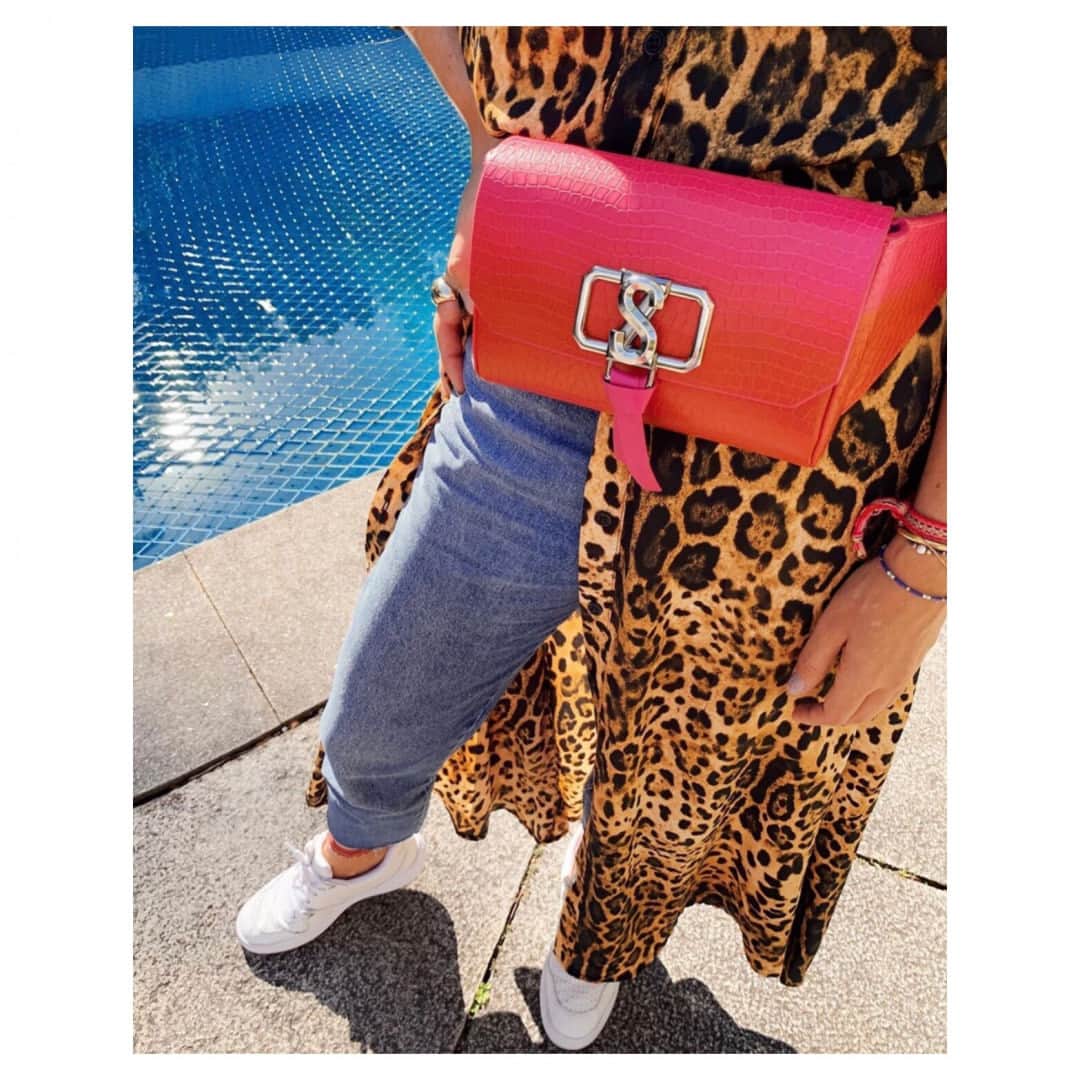 Schutzのインスタグラム：「To have and to hold @lizacanha with #schutzhandbags #schutzresort」