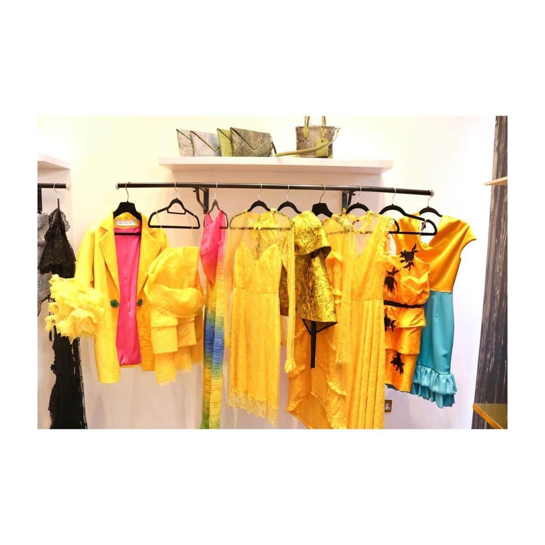 エミリオ デ ラ モレナさんのインスタグラム写真 - (エミリオ デ ラ モレナInstagram)「Colour Coordination  #emiliodelamorena #emiliogirls #yellow #dress #bright」7月9日 4時04分 - emiliodelamorena