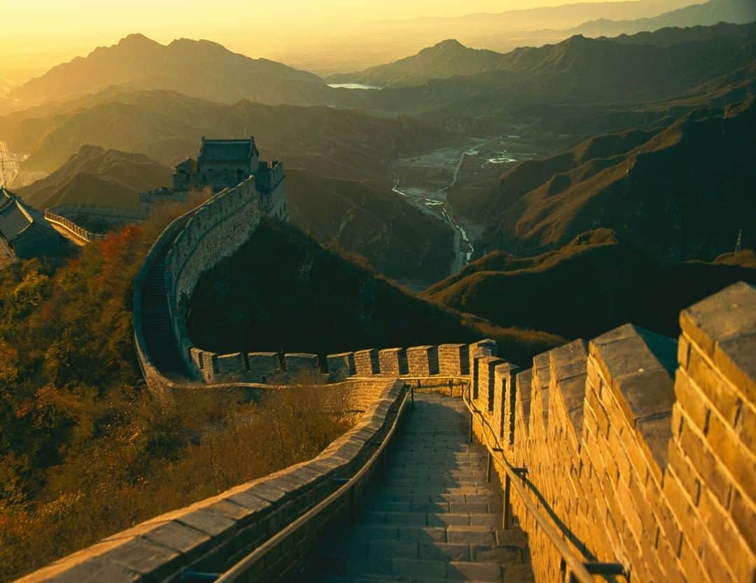 Michael Yamashitaさんのインスタグラム写真 - (Michael YamashitaInstagram)「The best photographs of the Great Wall require dexterity, balance, upper body strength and stamina, as well as photographic skills. The dexterity/stamina part is necessary to jump over the fence and climb to the top for sunrise before the tourist gates open hours later. We pay our admission fees on the way out. This photograph was the opening spread of my @Natgeo story on China's Great Wall.  #Juyongguan #Beijing #greatwall」7月9日 4時10分 - yamashitaphoto