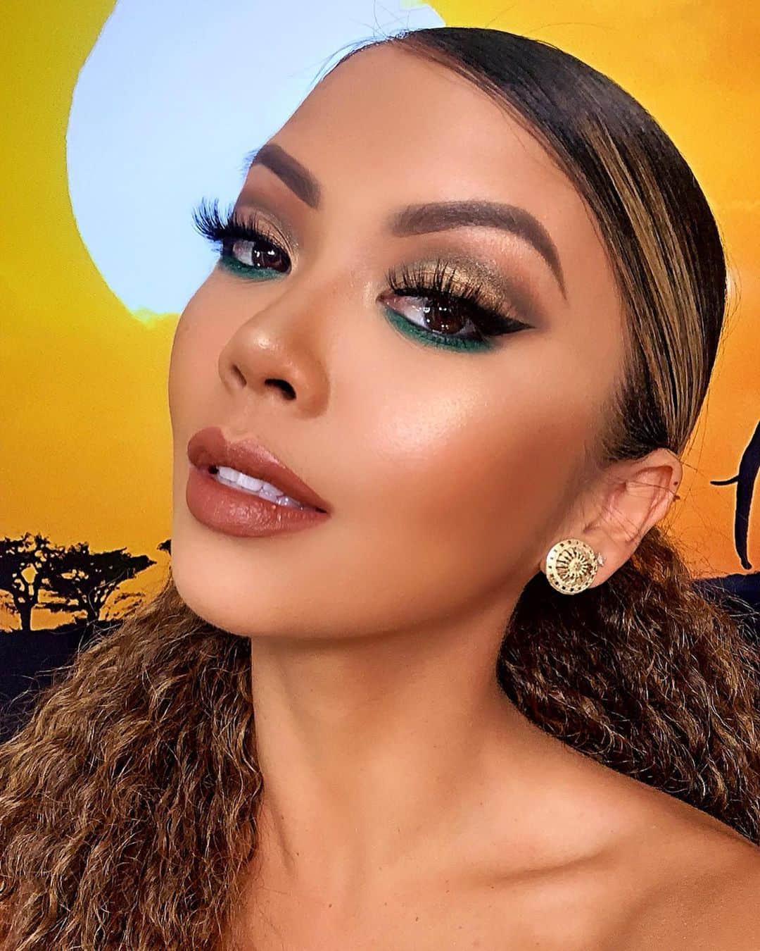 リアン Vのインスタグラム：「New YouTube video on this look tomorrow! 🦁💄 Youtube: LianeV #SUBSCRIBE #LionKingMakeup Eyeshadow & lips: @sirjohnofficial X @luminesscosmetics “Lion King Palette” lipstick- “Pounce” Foundation: @maybelline Dream Urban Cover “310 Sunbeige & 215 Almond”  Lashes: @dollarlashclub “Robyn” Liquid Eyeliner: @maybelline “510 Black Comet”」