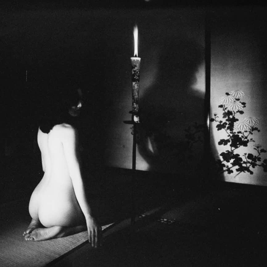クリスティナ・バザンのインスタグラム：「This is not my picture but I find it so beautiful 🖤 rg. @gelbsy / new music is in the making, can’t wait to share 🐚💫」
