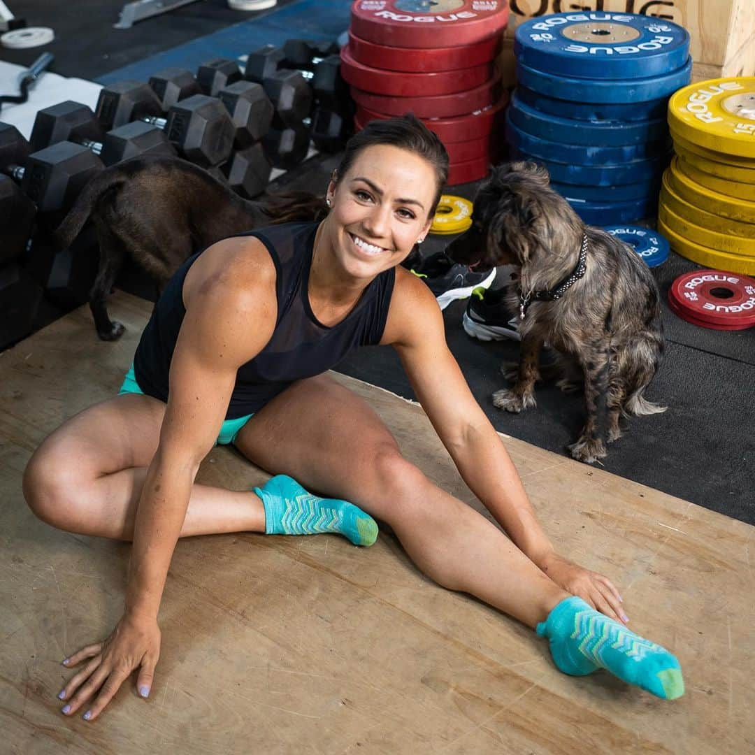 Camille Leblanc-Bazinetさんのインスタグラム写真 - (Camille Leblanc-BazinetInstagram)「Most comfy and durable socks ever? YES please!!! #ad I spend about 4 hours a day training and I hate when my shoes eat my socks, getting blisters, sweaty feet or when my socks get holes in them.  This is why @GOLDTOE_Socks are my go to while being active 🤗 They aren't just cute but they are also  known for their durability, resilience, mobility, and support!  You will feel like walking on clouds while crushing your workouts ☁️☁️ #impartneringwithGOLDTOE Don't miss out @GOLDTOE_Socks is offering 30% off to all my followers at GOLDTOE.com with code: CAMILLELBAZ #GOLDTOE」7月9日 4時21分 - camillelbaz